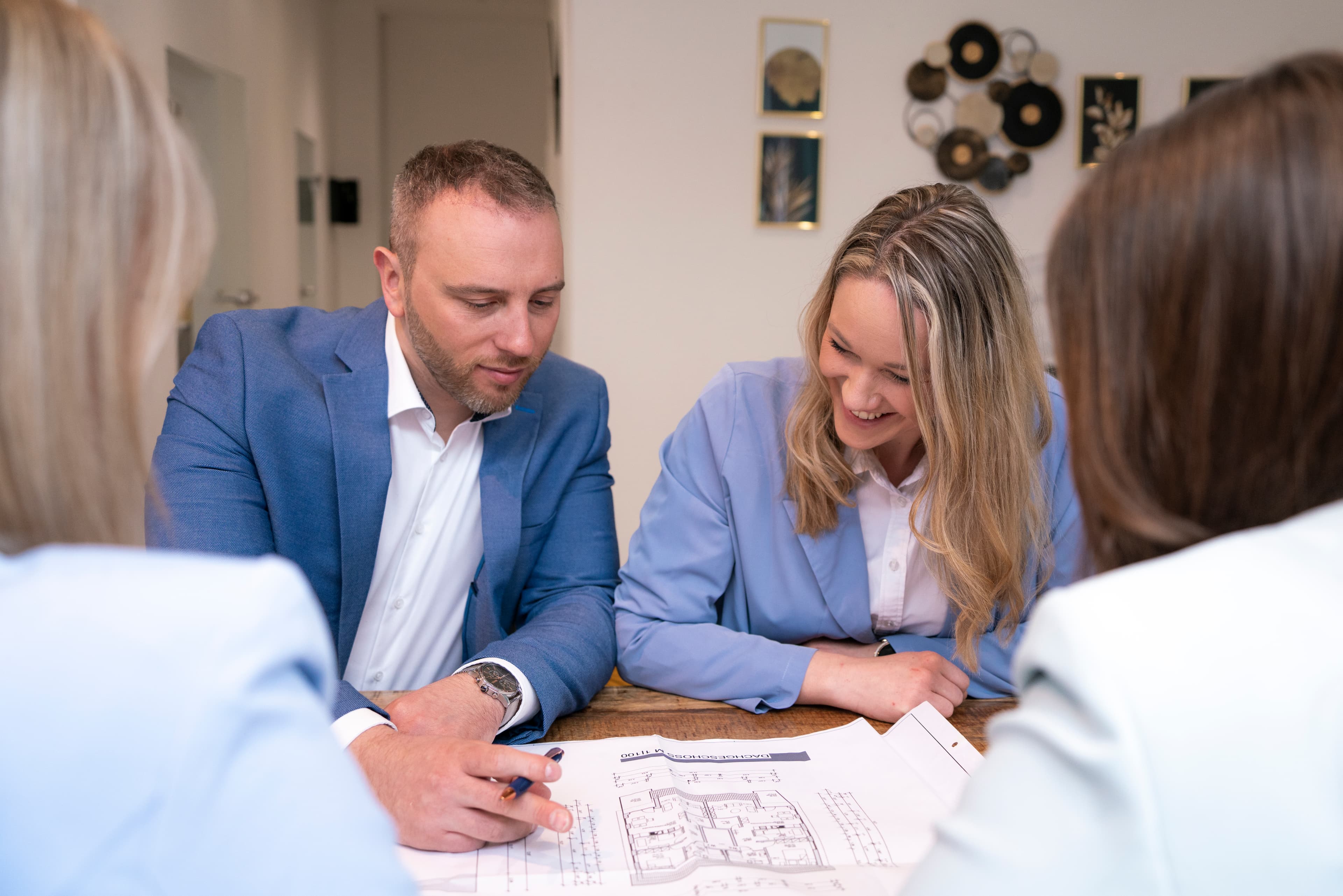 Sina und Denny bei der Immobilienberatung